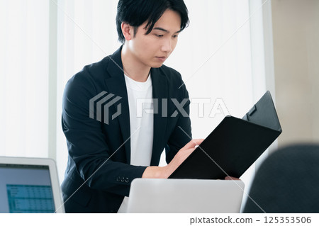 休閒風格的商人檢查文件 125353506