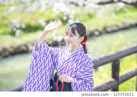櫻花下穿著袴的女學生 櫻花下穿著袴的女學生 125353631