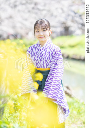 櫻花下穿著袴的女學生 櫻花下穿著袴的女學生 125353632