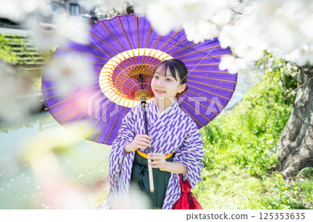 櫻花下穿著袴的女學生 125353635