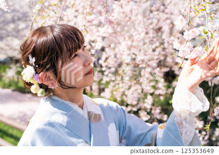 川越的絕景：花筏與身著與服的中年女性 125353649