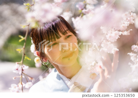 Spectacular view of Kawagoe: Flower rafts and a middle-aged woman in a kimono 125353650