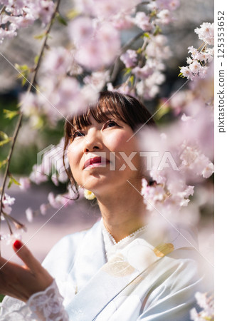 中年婦人櫻花肖像 中年婦人櫻花肖像 125353652