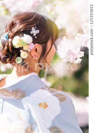 Spectacular view of Kawagoe: Flower rafts and a middle-aged woman in a kimono 125353653