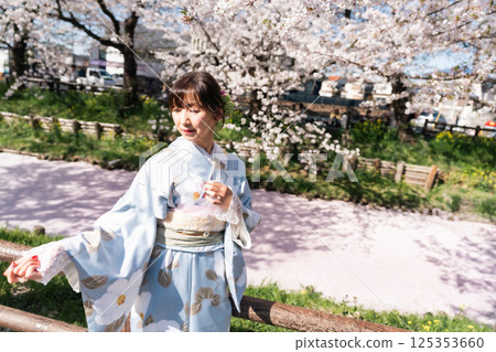Spectacular view of Kawagoe: Flower rafts and a middle-aged woman in a kimono 125353660