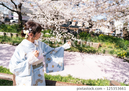 Spectacular view of Kawagoe: Flower rafts and a middle-aged woman in a kimono 125353661