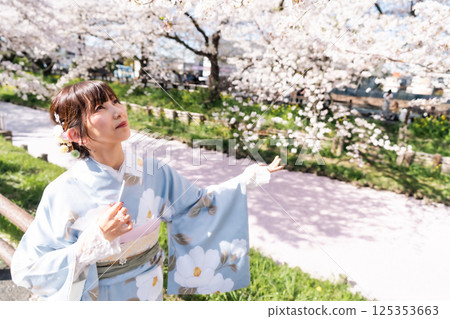 Spectacular view of Kawagoe: Flower rafts and a middle-aged woman in a kimono 125353663