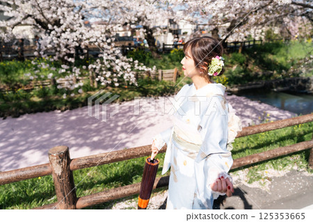 Spectacular view of Kawagoe: Flower rafts and a middle-aged woman in a kimono 125353665