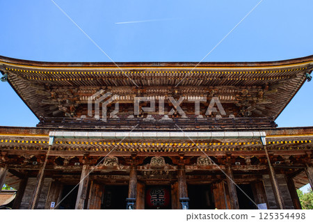 National Treasure Zao-do Hall, blue sky and contrails, Yoshinoyama Kinpusenji Temple, Nara Prefecture 125354498