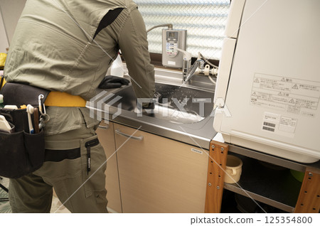 Cleaning around the kitchen water by a cleaning company 125354800