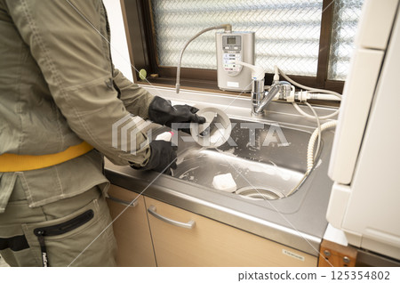 由清潔公司清潔廚房水周圍 由清潔公司清潔廚房水周圍 125354802