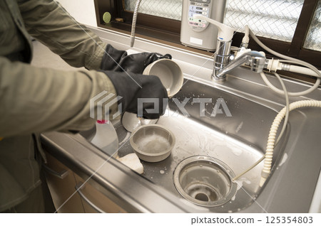 Cleaning around the kitchen water by a cleaning company 125354803