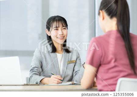 一位女商人向一位年輕女子提供建議。照片由東京電子專門學校電波學園提供。 125355006