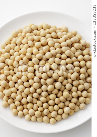 白盤子裡的大豆 125355235