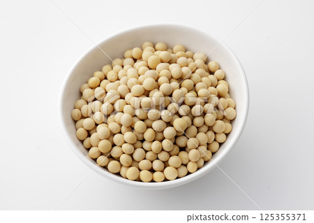 Soybeans from Hokkaido served on a white plate 125355371