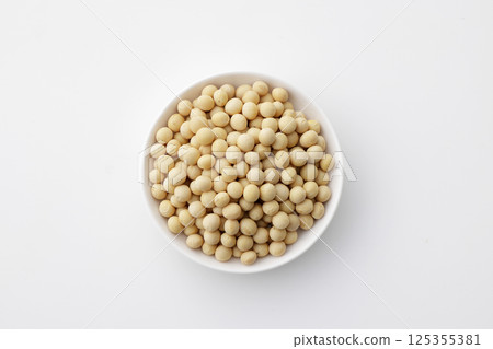 Soybeans from Hokkaido served on a white plate 125355381