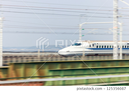東海道新幹線列車駛過濱名湖的搖攝鏡頭 東海道新幹線列車駛過濱名湖的搖攝鏡頭 125356087