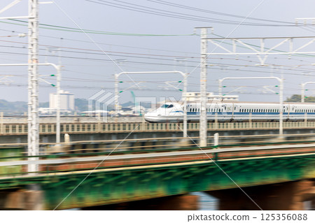 東海道新幹線列車駛過濱名湖的搖攝鏡頭 東海道新幹線列車駛過濱名湖的搖攝鏡頭 125356088