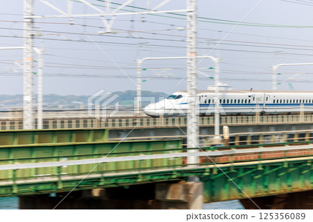 東海道新幹線列車駛過濱名湖的搖攝鏡頭 東海道新幹線列車駛過濱名湖的搖攝鏡頭 125356089