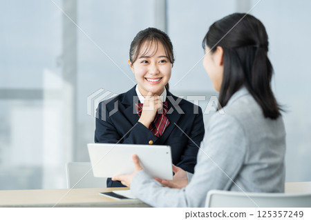 正在接受面試的高中女生。照片由東京電子專門學校電波學園提供。 125357249