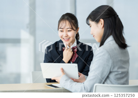 正在接受面試的高中女生。照片由東京電子專門學校電波學園提供。 125357250