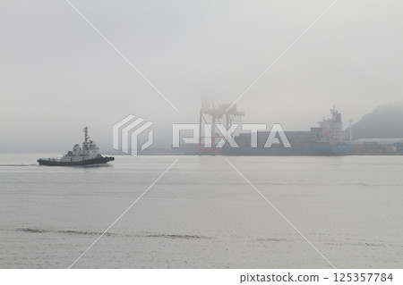 清晨的拖船和貨船 125357784