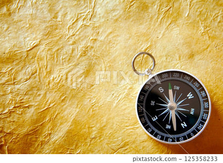 Compass on old paper Compass on old paper 125358233
