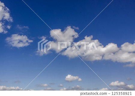 藍天上漂浮的雲 [背景資料] 125358921