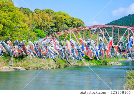 Spring at Kawakami Gorge, carp streamers, Saga City, Saga Prefecture 125359105