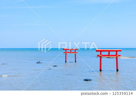 佐賀縣多良町大王神社漲潮時的水下鳥居 佐賀縣多良町大王神社漲潮時的水下鳥居 125359114