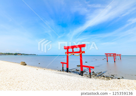 佐賀縣多良町大王神社漲潮時的水下鳥居 佐賀縣多良町大王神社漲潮時的水下鳥居 125359136