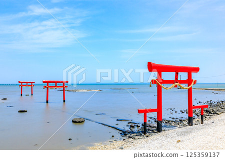 The underwater torii gate of Ooguo Shrine at high tide in Tara Town, Saga Prefecture The underwater torii gate of Ooguo Shrine at high tide in Tara Town, Saga Prefecture 125359137