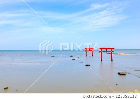 The underwater torii gate of Ooguo Shrine at high tide in Tara Town, Saga Prefecture The underwater torii gate of Ooguo Shrine at high tide in Tara Town, Saga Prefecture 125359138