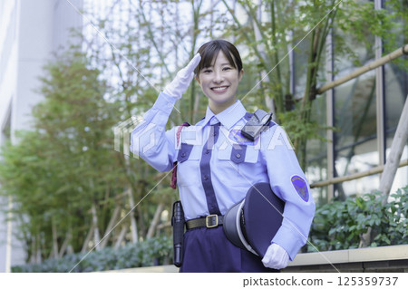 一名年輕的女保全在辦公大樓前敬禮。照片由東京電子專門學校、電波學園株式會社提供。 一名年輕的女保全在辦公大樓前敬禮。照片由東京電子專門學校、電波學園株式會社提供。 125359737