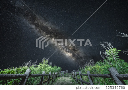 星空與銀河的夜景 125359760