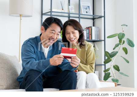 一對中年夫婦在客廳看著他們的存摺 125359929