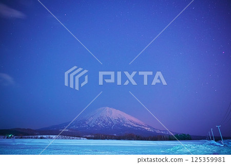北海道虻田郡俱知安町高砂町的冬季景色 - 從羊蹄山觀景台眺望星空下的羊蹄山 125359981