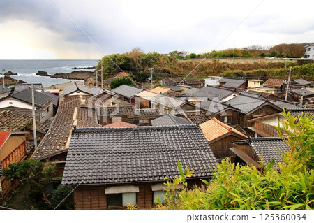 A port town that developed as a port of call for Kitamae ships and still retains many traditional buildings... Sado's "Sukunegi" 125360034