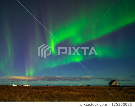 冰島夜空中的極光 125360056