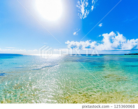 Mysterious sea with excellent transparency 125360068