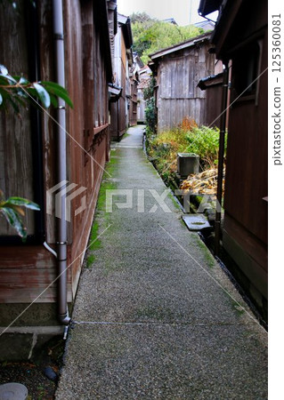 作為北前船停靠港而發展起來的港口城鎮,擁有許多傳統建築...佐渡“宿根木” 作為北前船停靠港而發展起來的港口城鎮,擁有許多傳統建築...佐渡“宿根木” 125360081