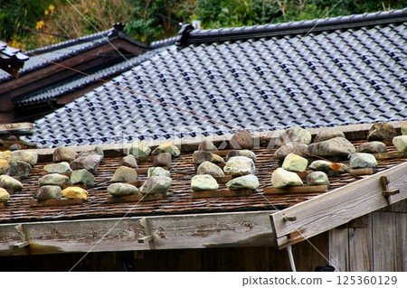 A port town that developed as a port of call for Kitamae ships and has many traditional buildings remaining... "Kibabuki stone roof" in Shukunegi, Sado A port town that developed as a port of call for Kitamae ships and has many traditional buildings remaining... "Kibabuki stone roof" in Shukunegi, Sado 125360129
