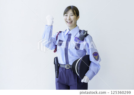 年輕女保全在白色背景上揮舞拳頭的肖像。照片提供：電波學園東京電子專門學校 125360299