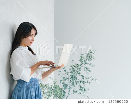 woman using a laptop in the office 125360960