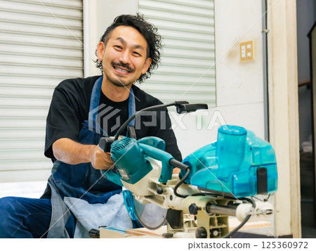 一個人用電鋸鋸木頭 - DIY 一個人用電鋸鋸木頭 - DIY 125360972