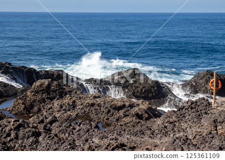 Coastal rocks and Atlantic ocean, Gran Canaria, Spain 125361109