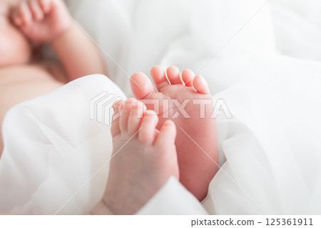 Baby's foot Baby's foot 125361911