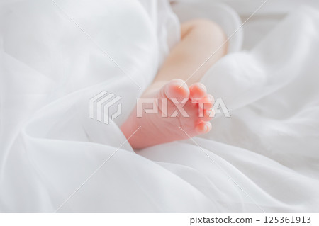 Baby's foot Baby's foot 125361913