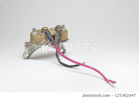 thermal fuse of wipers motor, with two contacts, crimson and black wires 125362047