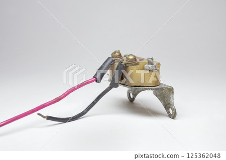 thermal fuse of wipers motor, bimetallic thermal fuse with silver-containing contacts. black and crimson wires thermal fuse of wipers motor, bimetallic thermal fuse with silver-containing contacts. black and crimson wires 125362048